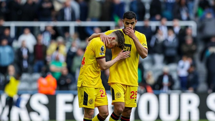 NEWCASTLE UPON TYNE, ENGLAND - APRIL 27:  Sheffield Uniteds Anis Slimane comforts Ollie Arblaster after the Premier League match between Newcastle United and Sheffield United at St. James Park on April 27, 2024 in Newcastle upon Tyne, England.(Photo by Alex Dodd - CameraSport via Getty Images)