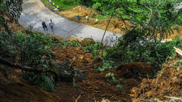 Tebing Setinggi 20 Meter Longsor Timbun Jalan di Lebak