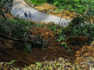 Tebing Setinggi 20 Meter Longsor Timbun Jalan di Lebak Tebing Setinggi 20 Meter Longsor Timbun Jalan di Lebak