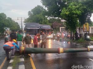 Brukkk! Tiang PJU Tinggi 15 Meter di Delanggu Klaten Ambruk Saat Hujan Deras
