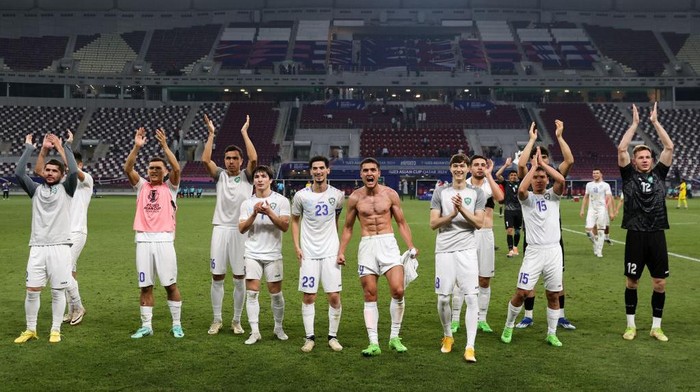 DOHA, QATAR - APRIL 26: Players of Uzbekistan celebrate the victory after the AFC U23 Asian Cup Quarter Final match between Uzbekistan and Saudi Arabia at Khalifa International Stadium on April 26, 2024 in Doha, Qatar.  (Photo by Zhizhao Wu/Getty Images)