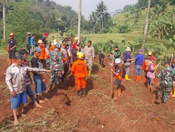 Upaya Pencarian Opa yang Tertimbun Longsor Terus Berlanjut