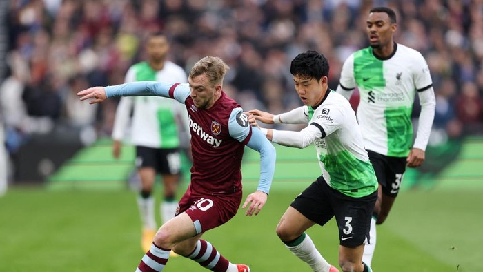 Soccer Football - Premier League - West Ham United v Liverpool - London Stadium, London, Britain - April 27, 2024 West Ham Uniteds Jarrod Bowen in action with Liverpools Wataru Endo REUTERS/David Klein NO USE WITH UNAUTHORIZED AUDIO, VIDEO, DATA, FIXTURE LISTS, CLUB/LEAGUE LOGOS OR LIVE SERVICES. ONLINE IN-MATCH USE LIMITED TO 45 IMAGES, NO VIDEO EMULATION. NO USE IN BETTING, GAMES OR SINGLE CLUB/LEAGUE/PLAYER PUBLICATIONS.