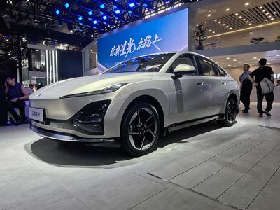 Melihat Lebih Dekat Sedan Wuling Starlight