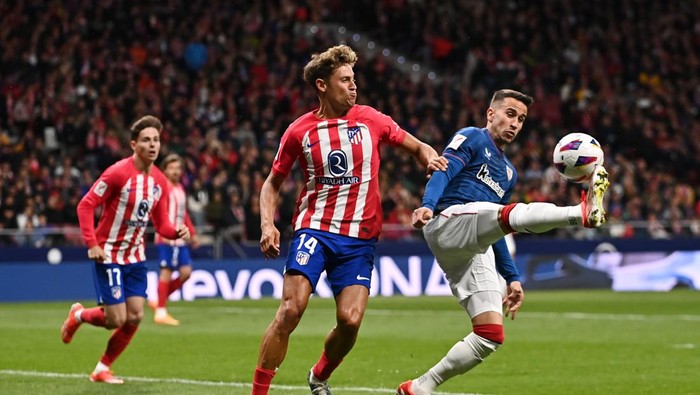 MADRID, SPAIN - APRIL 27: Alex Berenguer of Athletic Club controls the ball whilst under pressure from Marcos Llorente of Atletico Madrid during the LaLiga EA Sports match between Atletico Madrid and Athletic Bilbao at Civitas Metropolitano Stadium on April 27, 2024 in Madrid, Spain. (Photo by Denis Doyle/Getty Images)