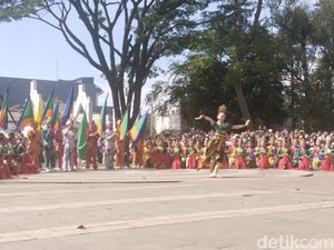 Tarian Kolosal 1.600 Penari Meriahkan Gelaran Cimahi Menari