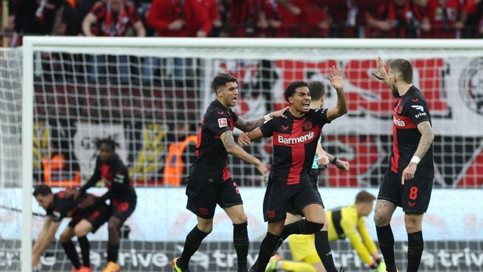 LEVERKUSEN, GERMANY - APRIL 27: Amine Adli of Bayer Leverkusen celebrates scoring his teams first goal with teammate Robert Andrich of Bayer Leverkusen during the Bundesliga match between Bayer 04 Leverkusen and VfB Stuttgart at BayArena on April 27, 2024 in Leverkusen, Germany. (Photo by Lars Baron/Getty Images)