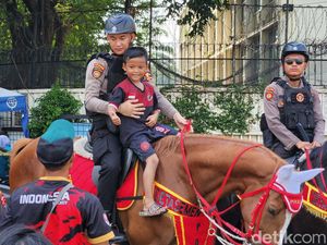 Berebut Foto dengan Polisi Berkuda di CFD