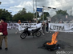 Demo Mahasiswa di Jalan Perintis Kemerdekaan Makassar, Lalin Macet 1 Km