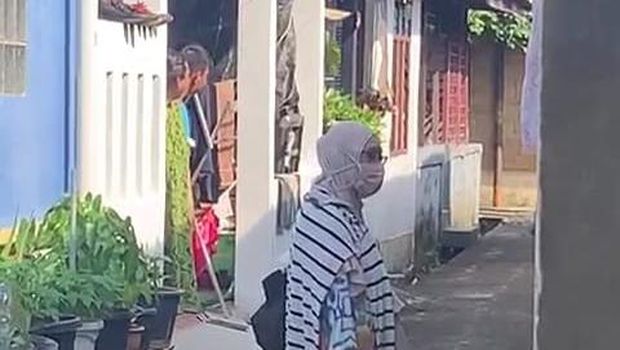 Emak-emak maksa minta sedekah di Bogor (Istimewa)