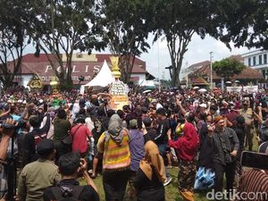 Meriahnya Grebeg Getuk di Magelang, Ada Gunungan Palawija dari 17 Kelurahan Meriahnya Grebeg Getuk di Magelang, Ada Gunungan Palawija dari 17 Kelurahan