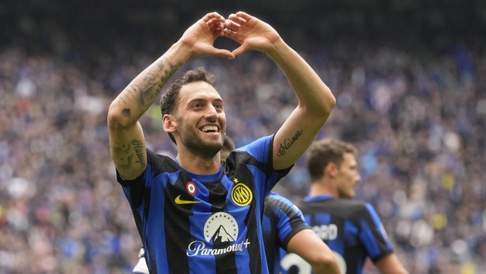 Inter Milans Hakan Calhanoglu celebrates after scoring the opening goal during a Serie A soccer match between Inter Milan and Torino at the San Siro stadium in Milan, Italy, Sunday, April 28, 2024. (AP Photo/Luca Bruno)