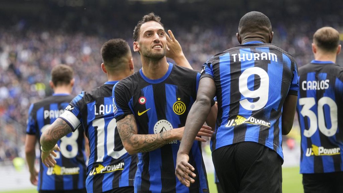 Hakan Calhanoglu mencetak dua gol untuk Inter melawan Napoli. Foto: AP/Luca Bruno