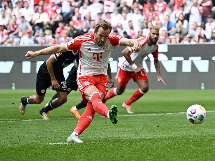 Soccer Football - Bundesliga - Bayern Munich v Eintracht Frankfurt - Allianz Arena, Munich, Germany - April 27, 2024 Bayern Munich's Harry Kane scores their second goal from the penalty spot REUTERS/Angelika Warmuth DFL REGULATIONS PROHIBIT ANY USE OF PHOTOGRAPHS AS IMAGE SEQUENCES AND/OR QUASI-VIDEO.