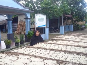 Berkat Kesabaran, Bisnis Opak Herlina di Candirejo Berkembang