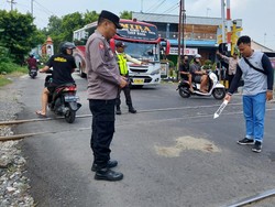 Nekat Terobos Palang Perlintasan, Kakek di Sragen Tertabrak KA Logawa