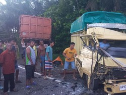 2 Truk Tabrakan di Sijunjung gegara Hindari Lubang
