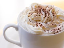 Apa Aman Minum Kopi Campur Whipped Cream? Ini Panduannya