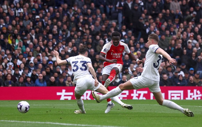 LONDON, ENGLAND - APRIL 28: Bukayo Saka of Arsenal scores their teams second goal  during the Premier League match between Tottenham Hotspur and Arsenal FC at Tottenham Hotspur Stadium on April 28, 2024 in London, England. (Photo by Chloe Knott - Danehouse/Getty Images) (Photo by Chloe Knott - Danehouse/Getty Images)