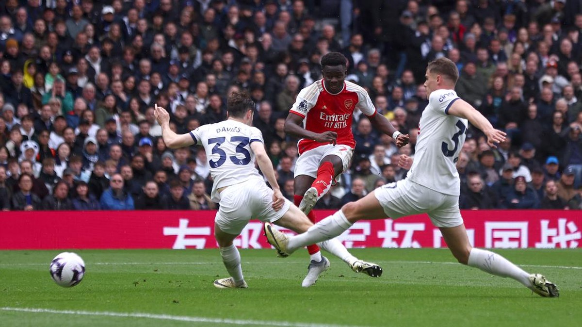 Momen gol Bukayo Saka. (Foto: Getty Images/Chloe Knott - Danehouse)