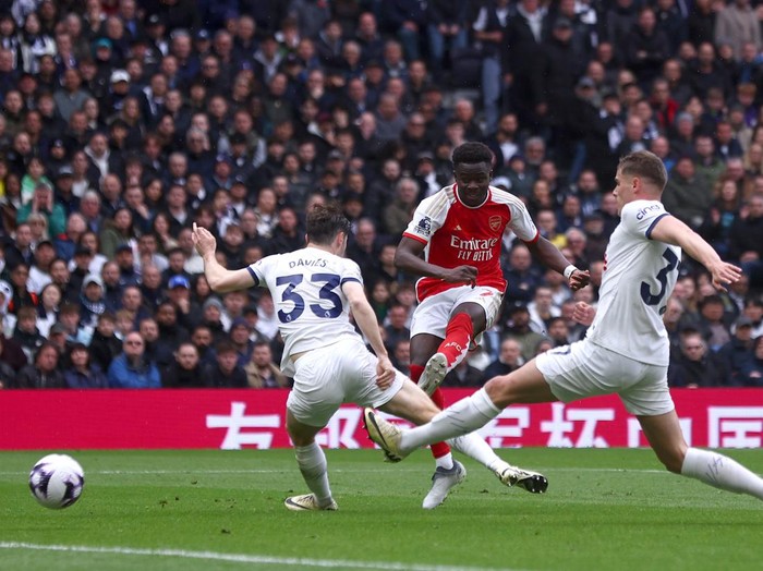 LONDON, ENGLAND - APRIL 28: Bukayo Saka of Arsenal scores their teams second goal  during the Premier League match between Tottenham Hotspur and Arsenal FC at Tottenham Hotspur Stadium on April 28, 2024 in London, England. (Photo by Chloe Knott - Danehouse/Getty Images) (Photo by Chloe Knott - Danehouse/Getty Images)