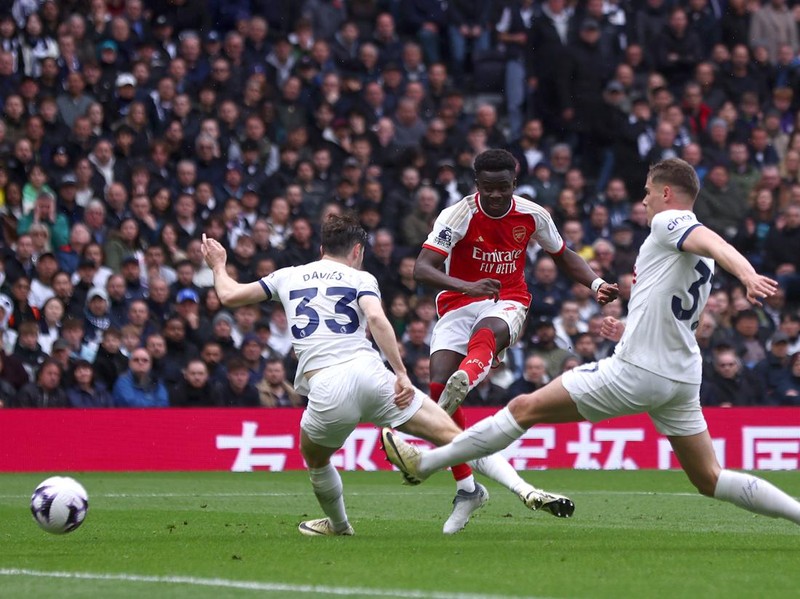 LONDON, ENGLAND - APRIL 28: Bukayo Saka of Arsenal scores their teams second goal  during the Premier League match between Tottenham Hotspur and Arsenal FC at Tottenham Hotspur Stadium on April 28, 2024 in London, England. (Photo by Chloe Knott - Danehouse/Getty Images) (Photo by Chloe Knott - Danehouse/Getty Images)