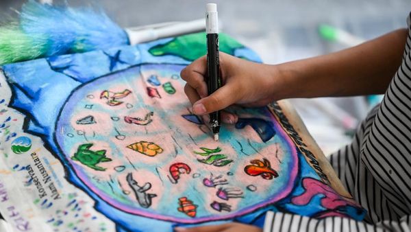 Anak-anak Asyik Ikuti Lomba Mewarnai Hari Bumi