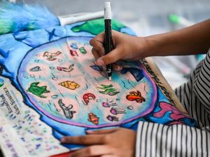 Anak-anak Asyik Ikuti Lomba Mewarnai Hari Bumi Anak-anak Asyik Ikuti Lomba Mewarnai Hari Bumi