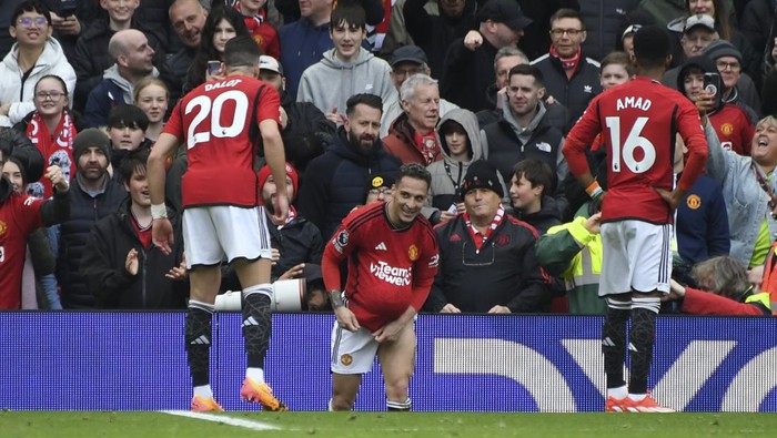 Manchester Uniteds Antony, center, celebrates scoring his sides opening goal during the English Premier League soccer match between Manchester United and Burnley at Old Trafford stadium in Manchester, England, Saturday, April 27, 2024. (AP Photo/Rui Vieira)