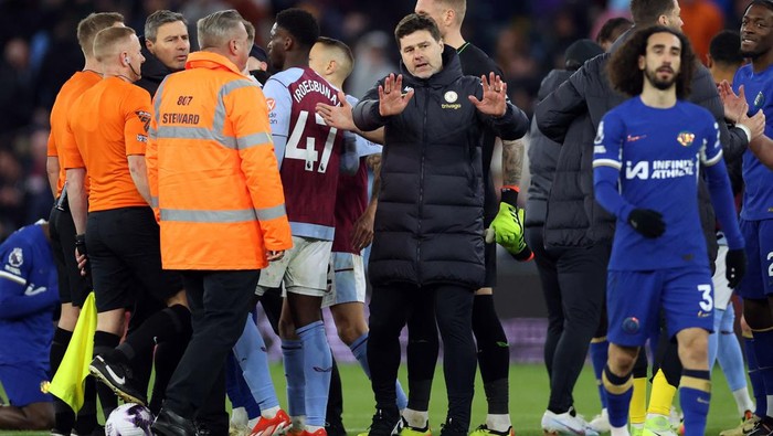 Soccer Football - Premier League - Aston Villa v Chelsea - Villa Park, Birmingham, Britain - April 27, 2024 Chelsea manager Mauricio Pochettino reacts after the match Action Images via Reuters/Andrew Boyers NO USE WITH UNAUTHORIZED AUDIO, VIDEO, DATA, FIXTURE LISTS, CLUB/LEAGUE LOGOS OR LIVE SERVICES. ONLINE IN-MATCH USE LIMITED TO 45 IMAGES, NO VIDEO EMULATION. NO USE IN BETTING, GAMES OR SINGLE CLUB/LEAGUE/PLAYER PUBLICATIONS.