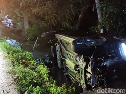 Brakk! Mobil Nyemplung Selokan di Jalan Jogja-Solo Klaten
