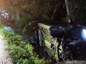 Brakk! Mobil Nyemplung Selokan di Jalan Jogja-Solo Klaten Brakk! Mobil Nyemplung Selokan di Jalan Jogja-Solo Klaten