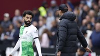 Bahkan ada pula laporan yang menyebut Salah enggan menerima uluran tangan Klopp untuk bersalaman! Foto: Action Images via Reuters/John Sibley