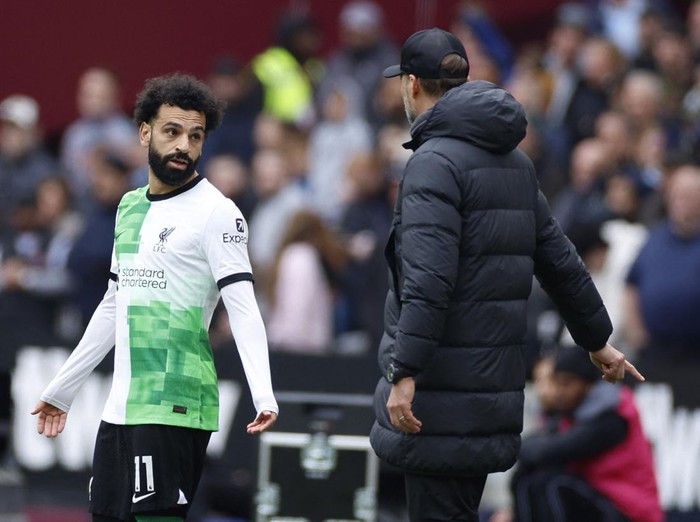 Soccer Football - Premier League - West Ham United v Liverpool - London Stadium, London, Britain - April 27, 2024 Liverpool's Mohamed Salah talks to manager Juergen Klopp after being substituted Action Images via Reuters/John Sibley NO USE WITH UNAUTHORIZED AUDIO, VIDEO, DATA, FIXTURE LISTS, CLUB/LEAGUE LOGOS OR 'LIVE' SERVICES. ONLINE IN-MATCH USE LIMITED TO 45 IMAGES, NO VIDEO EMULATION. NO USE IN BETTING, GAMES OR SINGLE CLUB/LEAGUE/PLAYER PUBLICATIONS.