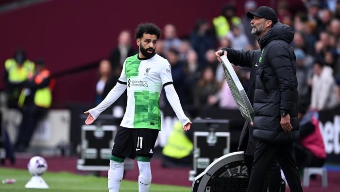LONDON, ENGLAND - APRIL 27: Mohamed Salah of Liverpool argues with Jurgen Klopp, Manager of Liverpool on the touch line ahead of a substitution during the Premier League match between West Ham United and Liverpool FC at London Stadium on April 27, 2024 in London, England. (Photo by Justin Setterfield/Getty Images)