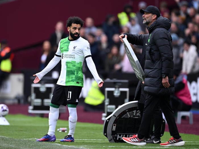 LONDON, ENGLAND - APRIL 27: Mohamed Salah of Liverpool argues with Jurgen Klopp, Manager of Liverpool on the touch line ahead of a substitution during the Premier League match between West Ham United and Liverpool FC at London Stadium on April 27, 2024 in London, England. (Photo by Justin Setterfield/Getty Images)