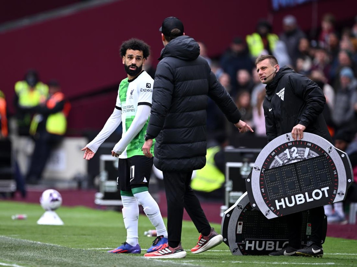 Mohamed Salah dan Juergen Klopp saat ribut di pinggir lapangan dalam laga West Ham United vs Liverpool. (Foto: Justin Setterfield/Getty Images)