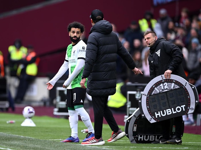LONDON, ENGLAND - APRIL 27: Mohamed Salah of Liverpool argues with Jurgen Klopp, Manager of Liverpool on the touch line ahead of a substitution during the Premier League match between West Ham United and Liverpool FC at London Stadium on April 27, 2024 in London, England. (Photo by Justin Setterfield/Getty Images)