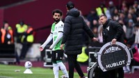 Salah tampak gusar dengan Klopp di tepi lapangan. Foto: Getty Images/Justin Setterfield