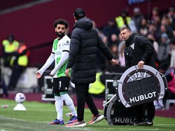 Salah tampak gusar dengan Klopp di tepi lapangan. Foto: Getty Images/Justin Setterfield