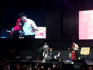 Keseruan Nichkhun dan HOTTEST Usai 9 Tahun Gak Ketemu Keseruan Nichkhun dan HOTTEST Usai 9 Tahun Gak Ketemu