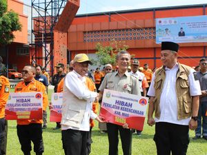 Pemprov Sumut Serahkan Bantuan Alat Kebencanaan ke 33 Kabupaten/Kota Pemprov Sumut Serahkan Bantuan Alat Kebencanaan ke 33 Kabupaten/Kota