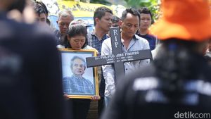 Potret Haru Pemakaman Joko Pinurbo di Sleman