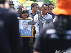 Potret Haru Pemakaman Joko Pinurbo di Sleman Potret Haru Pemakaman Joko Pinurbo di Sleman