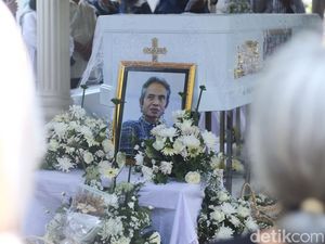 Penyair Joko Pinurbo Dimakamkan Berdekatan dengan Sang Ayah Penyair Joko Pinurbo Dimakamkan Berdekatan dengan Sang Ayah