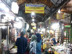 Tiga Generasi PKL di Wisata Religi Sunan Ampel Surabaya