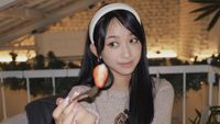 Pose Cantik Dita Karang Saat Makan di Kafe Estetik dan Ngopi