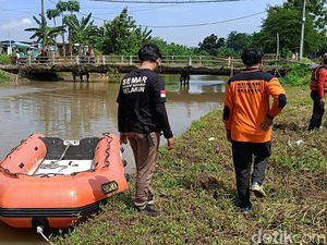 Pengendara KLX Hanyut di Sungai Tarik Sidoarjo Usai Tabrak Pembatas Jembatan