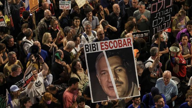 People attend a protest against Israeli Prime Minister Benjamin Netanyahu's government and to call for the release of hostages kidnapped in the deadly October 7 attack on Israel by the Palestinian Islamist group Hamas, in Tel Aviv, Israel, April 27, 2024. REUTERS/Shannon Stapleton