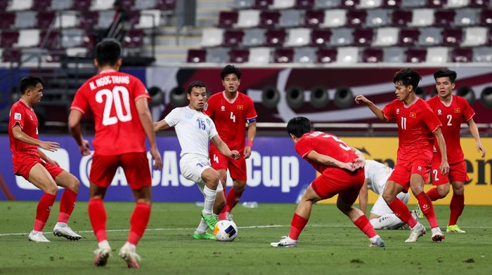 DOHA, QATAR - APRIL 23: Umarali Rakhmonaliev #15 of Uzbekistan competes for the ball during the AFC U23 Asian Cup Group D match between Uzbekistan and Vietnam at Khalifa International Stadium on April 23, 2024 in Doha, Qatar.  (Photo by Zhizhao Wu/Getty Images)